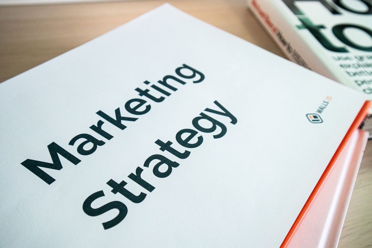 Services-01 Gros plan sur un document de stratégie marketing posé sur un bureau, idéal pour du contenu business.