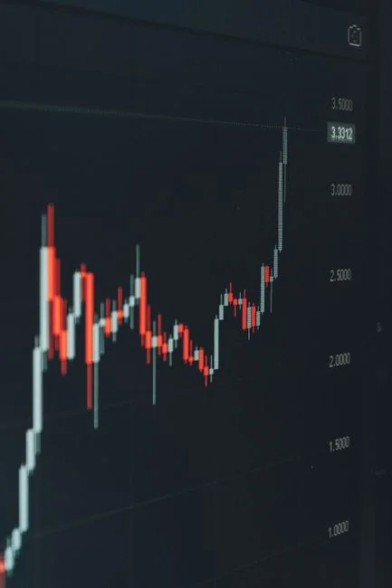 creative Vue rapprochée de documents de stratégie marketing avec un focus sur le texte, idéale pour du contenu business et finance.