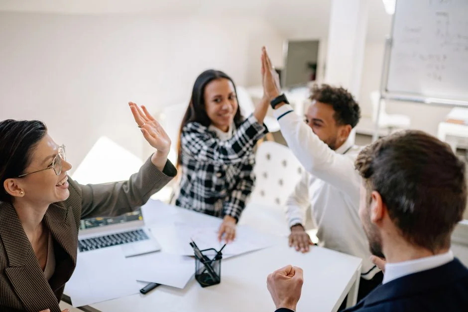 digital Un document de stratégie marketing posé sur un bureau, illustrant les bases essentielles de la planification d’entreprise.